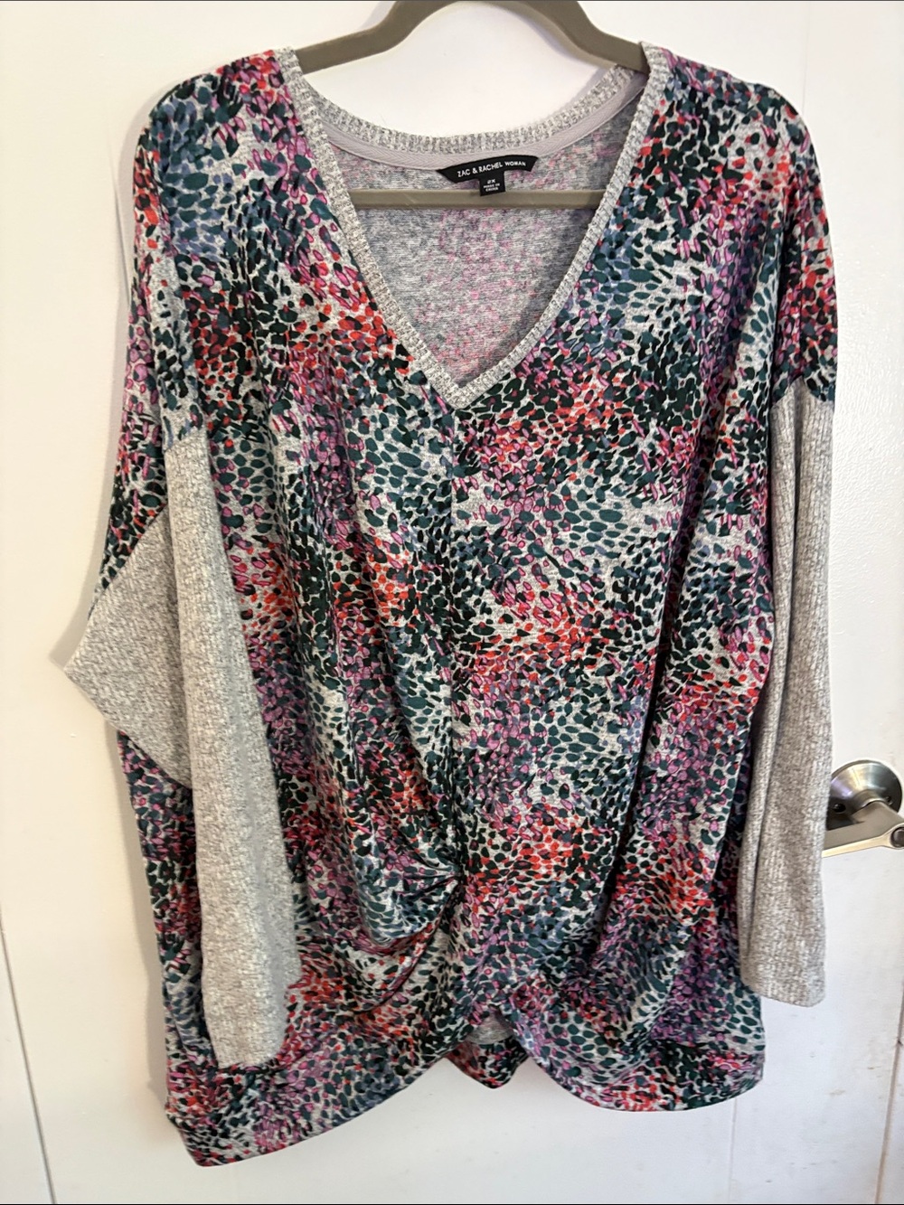Women’s Zac & Rachel V-Neck Knit Tunic 
Size: 2X